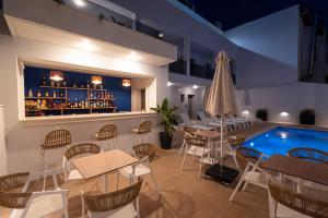 カリテア・ハルキディキにあるElegant Maltepe by Travel Pro Services - Kallithea Halkidikiのプールとテーブルとバーのあるレストラン +37枚の写真
