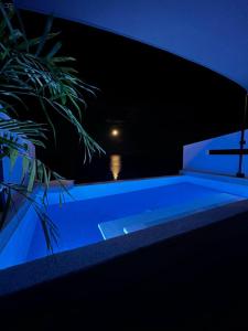 Epic Suites Bohol ADULTS ONLY内部或周边的泳池