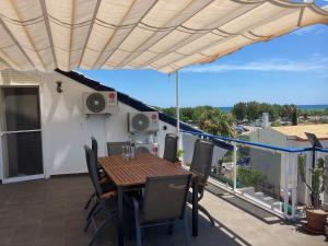 Balkón alebo terasa v ubytovaní Penthouse Playa Rabdells Oliva with pool and seaview