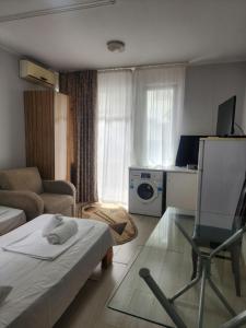 TV a/nebo společenská místnost v ubytování Apartments On Vaja Pshavela