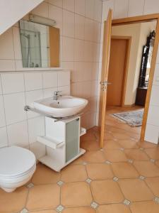 Koupelna v ubytování Karuna Haus