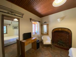 Телевизор и/или развлекательный центр в Medusa House Butik Hotel