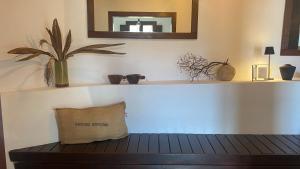 a bench in a room with a mirror and plants at Casa Moni con Vistas al Mar in Playa de Santiago