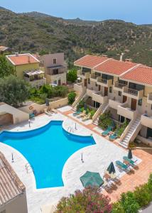 Bazén v ubytování Orestis Hotel Sea View Apartments nebo v jeho okolí
