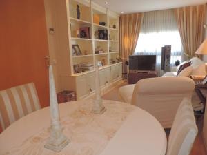馬德里的住宿－雷迪羅公寓，客厅配有桌子和电视