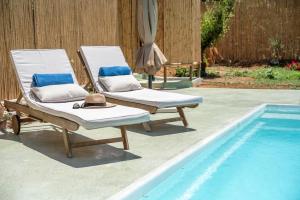 Bazén v ubytování Eco Olive Treehouse nebo v jeho okolí