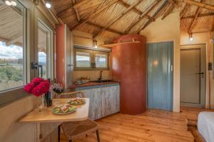 Kuchyň nebo kuchyňský kout v ubytování Eco Olive Treehouse