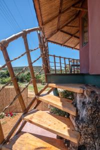 Balkón nebo terasa v ubytování Eco Olive Treehouse