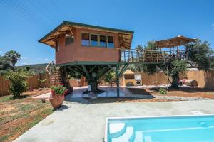 Bazén v ubytování Eco Olive Treehouse nebo v jeho okolí
