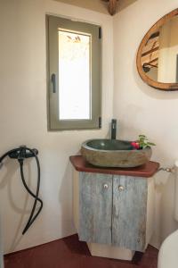 Koupelna v ubytování Eco Olive Treehouse