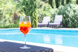 Bazén v ubytovaní Domaine de la Garenne Ronel alebo v jeho blízkosti