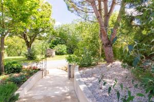 Vonkajšia záhrada v ubytovaní Domaine de la Garenne Ronel