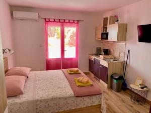 a small bedroom with a bed and a kitchen at Apartman Miljenko - Matovica in Kampor