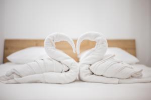dos toallas en forma de corazones en una cama en La perle, en Menton 37 fotos más