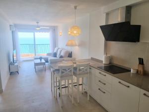 Kuchyň nebo kuchyňský kout v ubytování Las Antillas III Front Sea View Pool