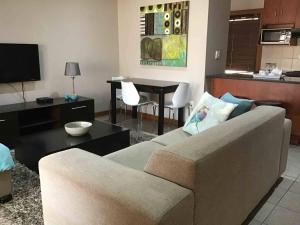 Et tv og/eller underholdning på Fully Furnished Pentagon Park