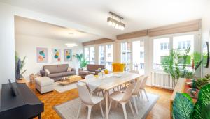 Posedenie v ubytovaní Tour Eiffel & Champs Elysees - 2 BR gorgeous & bright 75m2 - free weekly housekeeping - for business and working purposes only