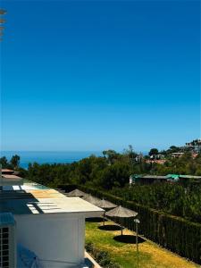 - Vistas a un edificio con sombrillas y al océano en Apartamento 1 dormitorio Happy Sun, en Benalmádena