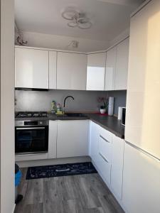Η κουζίνα ή μικρή κουζίνα στο Apartament 2 camere +4 φωτογραφίες