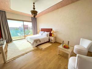 Postel nebo postele na pokoji v ubytování Riad villa saphir & SPA