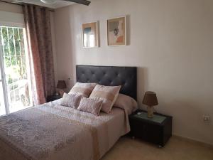 Posteľ alebo postele v izbe v ubytovaní Apartamento MonteGolf con TERRAZA PRIVADA + 37 fotografií