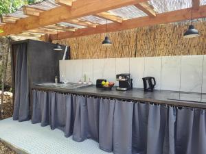 Kuchyň nebo kuchyňský kout v ubytování Glamping at Séraphin's