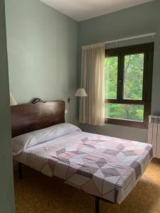 Ein Bett oder Betten in einem Zimmer der Unterkunft Hostal Rural Can Enric