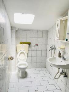 Koupelna v ubytování Aktaion Hotel