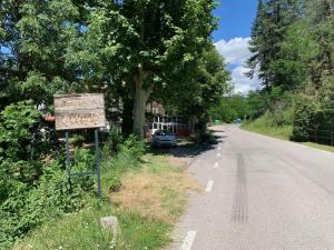 ein Straßenschild am Straßenrand in der Unterkunft Hostal Rural Can Enric in Sant Sadurni d'Osormort
