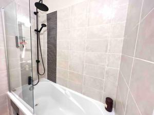 a bathroom with a shower and a bath tub at Pézenas Centre Historique - plages à 20 mn in Pézenas