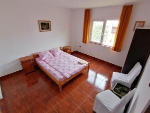 a small room with a bed and a window at Casa din Vamă in Vama Veche