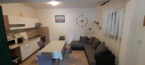 Kuchyňa alebo kuchynka v ubytovaní Apartmani Ivan & Mirjana 2