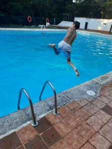 Der Swimmingpool an oder in der Nähe von Hostal Rural Can Enric