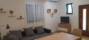 Televízia a/alebo spoločenská miestnosť v ubytovaní Apartmani Ivan & Mirjana 2
