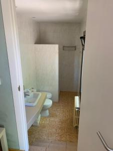 ein Badezimmer mit Toilette und Waschbecken in der Unterkunft Hostal Rural Can Enric in Sant Sadurni d'Osormort