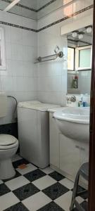 Ένα μπάνιο στο Suburbs Georgia's loft in country side 15' from the Airport