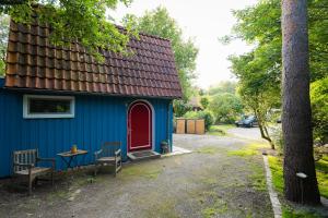 a blue house with a red door and a table and chairs at Blaugemacht-Worpswede in Worpswede