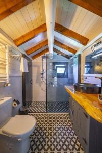 un bagno con wc, lavandino e doccia di Ağaç Ev Sapanca - Isıtmalı Havuzlu Villa a Sapanca
