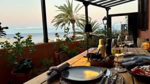 a wooden table with a view of the ocean at Casa Moni con Vistas al Mar in Playa de Santiago