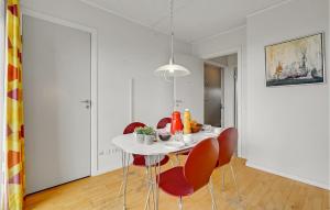 Posezení v ubytování 2 Bedroom Stunning Home In Højer