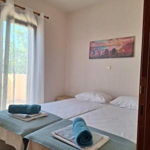 En eller flere senge i et værelse på Ktima Manolas