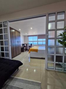 En eller flere senge i et værelse på Accommodation Front - Beachfront 3 Sleeper with Ocean Views