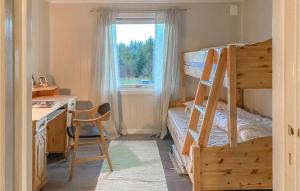 Ένα ή περισσότερα κρεβάτια σε δωμάτιο στο Cozy Home In Harøy With House Sea View