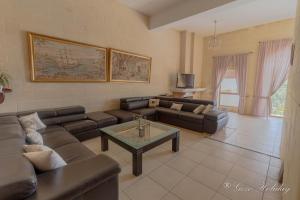 a living room with a couch and a coffee table at Dar Tat Tork in Xagħra