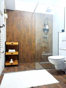 ブラショヴにあるMountain Breeze Luxury Apartment AC & Parcare Privatăのシャワー、トイレ、洗面台を備えたバスルーム