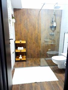 ブラショヴにあるMountain Breeze Luxury Apartment AC & Parcare Privatăのシャワー、トイレ、洗面台を備えたバスルーム +21枚の写真