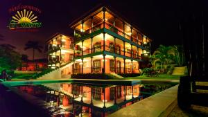 une grande maison avec une piscine en face de celle-ci la nuit dans l'établissement Hotel Campestre la Navarra, à La Suiza