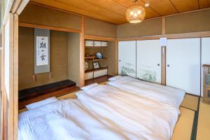 1棟貸切宿 木曽家旅館 しまなみ海道最初の島 supported by COCOSTAY客房内的一张或多张床位