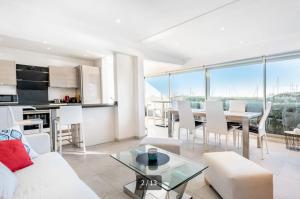 Kuchyň nebo kuchyňský kout v ubytování La Napoule plage et vue mer