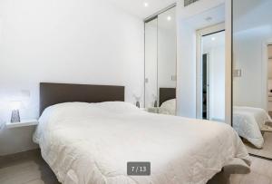 Postel nebo postele na pokoji v ubytování La Napoule plage et vue mer + 12 fotografií